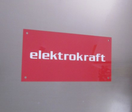 Plexiglas Firmenschild rot Schrift weiß Gravur von hinten