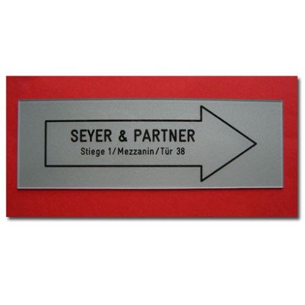 Plexiglas Firmenschild silber mit Symbol Pfeil