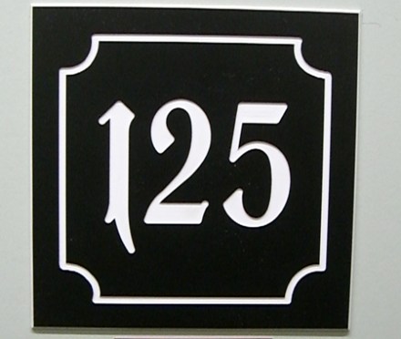 Kunststoff Hausnummer schwarz Sonderschrift Zierrand 1